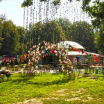Bruiloftsfeest 06 2014 Aankleding bruiloft op kampeerterrein de Lievelinge   (fotografie Ernst van Deursen)